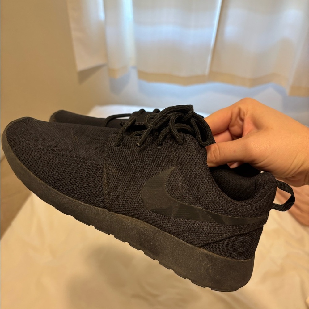 Black Nike Roshe